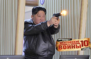 Ким Чен Ын вместе со своей дочерью пострелял из нового пистолета при  посещении оружейного завода в КНДР.