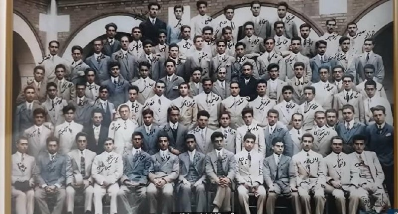 تلگرامخونه: این عکس در سال ۱۳۰۷ در زمان رضاشاه گرفته شده است. در آن زمان قرار شد اعزام محصل برای تحصیل به اروپا انجام شود و این عکس