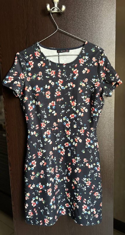 Home sale 🛍️: 🌸 پیراهن گل‌دار Bershka 🌸🏷️ اتیکت‌دار | خنک و تابستونی👗 سایز M | مناسب ۳۶–۳۸📏 قد از سرشانه: حدود ۸۳🏷️ قیمت روی اتیکت: ۵,