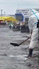 В Туапсе, где горел морской терминал, произошел новый разлив нефти. Нефтепродукты попали в море и на береговую линию из-за проливных дождей.  Как сообщил в тг-канале оперативный штаб Краснодарского края, из-за проливных дождей в реке Туапсе поднялся уровен