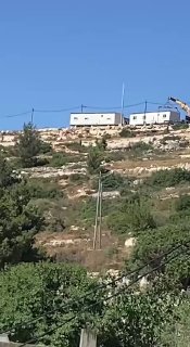 מתנחלים מציבים קרוואנים חדשים על פסגת ג'בל א-ראס בכפר אום צפא, מצפון לרמאללה.