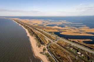 От Чушки до Кучугуры. Власти Кубани заявили о новых выбросах нефтепродуктов на пляжах в Темрюкском районеНефтепродукты обнаружены на прибрежной территории от косы Чушка (на обложке) до поселка Кучугуры. Протяженность участка загрязнения — 5-6 километров, с