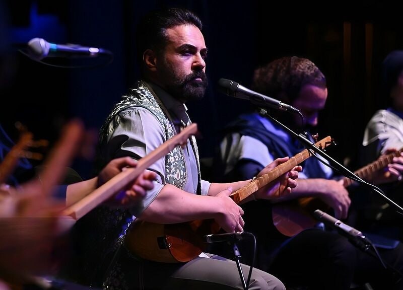 🔸 נגני טמבורין "נאסל חליל" עולים לבמה/שילוב של מוזיקה והופעה
