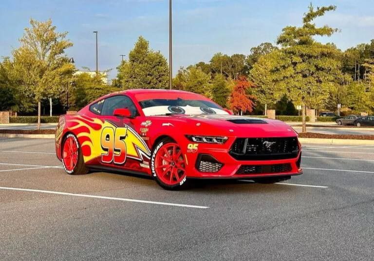 Владелец нового Ford Mustang GT превратил свой автомобиль в Молнию Маккуина 3