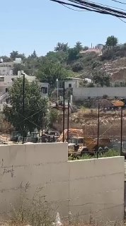 الاحتلال يهدم منشأة بين مخيم الجلزون ودورا القرع شمال رام الله