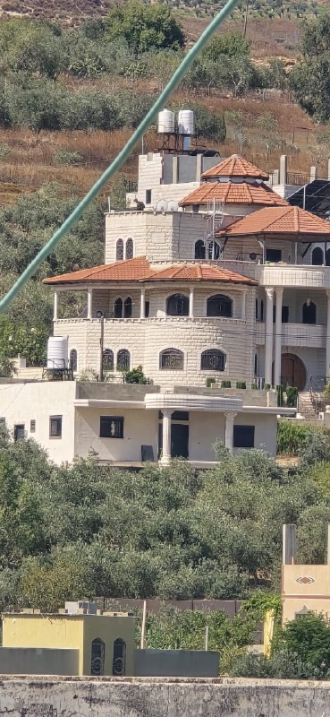 כוחות הכיבוש פושטים על וילה, מגרשים את בעליה והופכים אותה לצריף צבאי.
