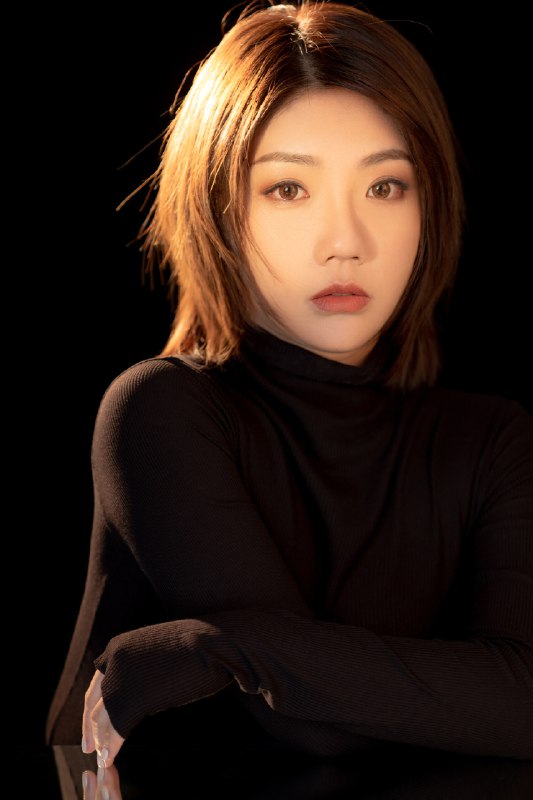 这套也太A太我本人了，脸好精致！比我2019年底摄影师拍的好看，灰灰这审美真的绝了！@杨灰灰Zelda 🧡🧡🧡上面三张45AI，战胜我的摄影师系列