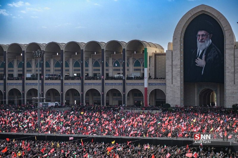- 🇮🇷 חדש: המונים עצומים התאספו באולם התפילה של טהראן (מוסלה) כדי לחלוק כבוד למנהיג המעונה של איראן, האיית…