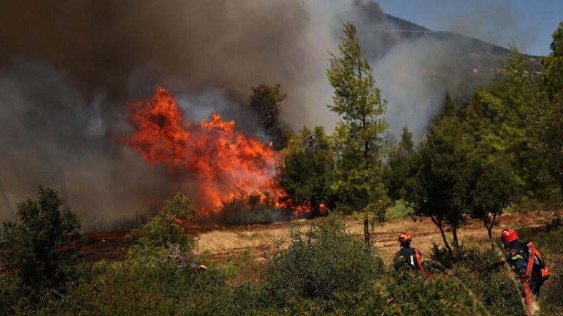 שני בני אדם נהרגו בהתנגשות מסוק ביוון... ורוחות חזקות מעכבות את המאמצים לכבות שריפות יער