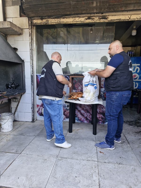 Prepared food near toilets! Disgusting scenes from a chicken and sandwich restaurant in Khareiv. It was closed with red wax for violating all health and food safety conditions, while two Syrian workers were arrested.