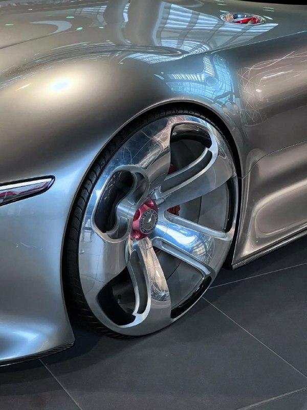 Mercedes-AMG Vision Gran Turismo 2013 года. Его дизайн опередил своё время на 30 лет. 10