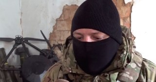 Российские военные стреляли друг в друга ради выплат и наград. Сюжет об их выдуманных «подвигах» выпускал «Первый канал» — теперь силовики признали его фейком  Следственный комитет завершил расследование первых уголовных дел о подделке ранений в 83-й отдел