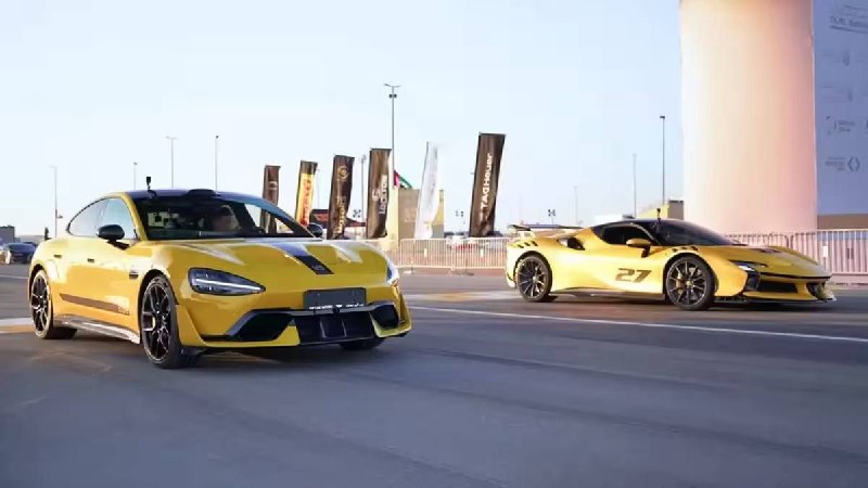 Xiaomi SU7 Ultra обогнал Ferrari SF90 XX на скользкой трассе Абу-Даби после песчаной бури.