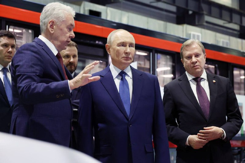 Путин и Собянин запустили тестирование первого в России беспилотного поезда метро, созданного отечественными разработчиками. фото