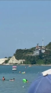Дрон ударил по отдыхающим в Геленджике, погибли как минимум четыре человека  Дрон ударил по побережью в селе Архипо-Осиповка под Геленджиком и взорвался среди отдыхающих.   Губернатор Краснодарского края Вениамин Кондратьев сообщил о трех погибших и 13 пос