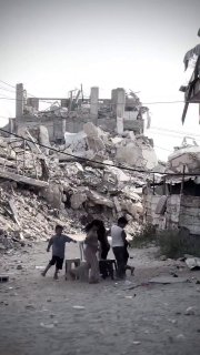أطفال غزة يلعبون وسط أنقاض المنازل بحثاً عن طفولتهم