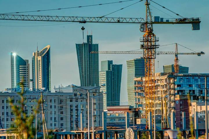 Что будет с жильем в Казахстане в 2026 году? 🏠Жилье — важная тема для каждого казахстанца. Еще бы она ею не была: собственное жилье остается одним из гарантов стабильной жизни, да и мерило успеха неплохое. Но все больше говорят, что с каждым годом оно становится менее доступным. Но что происходит на самом деле?Уже к концу прошлого года много писали в социальных сетях и медиа о том, что застройщики поднимают цены. Естественно, прикрываясь грядущим повышением НДС. Но лично мы смотрим на это скептически.Да, в будущем застройщики будут платить уже повышенный НДС. Но (!) есть нюансы.Например, компания, которая будет продавать жилье в 2026 году, не обязана начислять НДС, если строительство жилого дома началось в 2025 году или ранее. Оплата НДС будет касаться только квартир в домах, строительство которых стартует с новом году.И Миннацэкономики уже объясняло, что по жилью взимание НДС идет как отлагательная норма и будет только в конце 2027 года или начале 2028-го.Из этого понятно, что как причина нынешнего подорожания НДС не работает. Зато что больше похоже на правду? Правильно: собственные интересы бизнеса, который «под шумок» хочет продать как можно больше жилья, создавая ажиотаж.Добавьте сюда и запрет на продажу первичного жилья за наличные — только через банки (больше не получится прятать от налоговой часть продаж), и все встает на свои места.На этом фоне еще и жилья вводят в эксплуатацию больше и больше. 📊Данные Бюро нацстатистики говорят, что с января по ноябрь 2025 года ввели почти 17 млн кв. м — это на 4% больше, чем в 2024-м.Из них около 11 млн кв. м относятся именно к многоквартирным жилым домам.Возникает странная картина: предложения на рынке становится больше, налоги пока на рынок не влияют, но цены почему-то растут. Вот и думайте, кто может быть виноват на самом деле.Благо, что до сих пор есть много программ для покупки жилья от государства на адекватных условиях. 🏦Они все уже давно известны казахстанцам:(1) «7-20-25» со ставкой 7% годовых и сроком кредитования до 25 лет;(2) программа «Наурыз» для очередников и льготных категорий граждан со ставкой 7% или 9% в зависимости от категории участника и сроком до 19 лет;(3) «Наурыз жұмыскер» для работников реального сектора экономики — ставка 9% и другие.И это не говоря про «Отбасы Банк», который предлагает множество разных программ со ставками ниже рыночных.Рассуждать подробнее обо всех программах в рамках этого поста смысла нет — достаточно написано в СМИ с перечислением всех условий и требований. Мы же хотели обратить внимание на другое: жилье в Казахстане на выгодных условиях купить можно — препятствий для этого нет. Условия государством созданы, чем и можно воспользоваться.Вот таков строительный рынок Казахстана сейчас.Спишемся позже, читатель