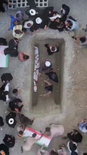 החיבוק האחרון, אמא של מינבי ביטאבי מחבקת את תינוקה בפעם האחרונה
