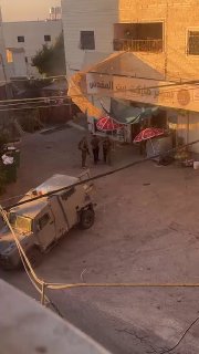 כוחות הכיבוש עוצרים צעיר במהלך הסתערותם על הכפר טבקה בעיר דורה, דרומית לחברון.