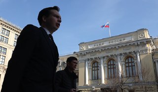 💬 Центробанк завтра установит новую базовую ставку — на фоне большого давления и ожиданий ее снижения. Редактор отдела экономики «Новой газеты» Дмитрий Прокофьев поясняет, почему это экономике сейчас не поможетЦентробанку придется принимать решения по став