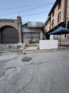 Warehouse with living space 5 meters from Chorsu clothing market
