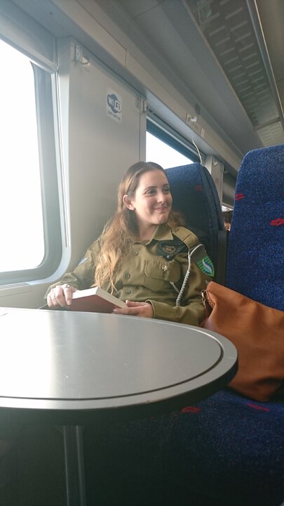 以色列街上滿滿的女大兵