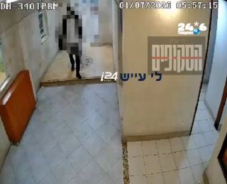 תיעוד: החשוד ברצח הרב גואטה נכנס למקווה בנתניה