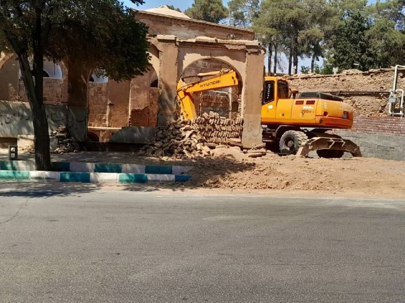 AsreSafar: 🔺مرمت با بیل مکانیکی!؛ خطر بیخ گوش خانههای تاریخی در کرمان🔹 یک خانه با قدمت قاجاری در بافت تاریخی پیرامون آتشکده زرتشتی