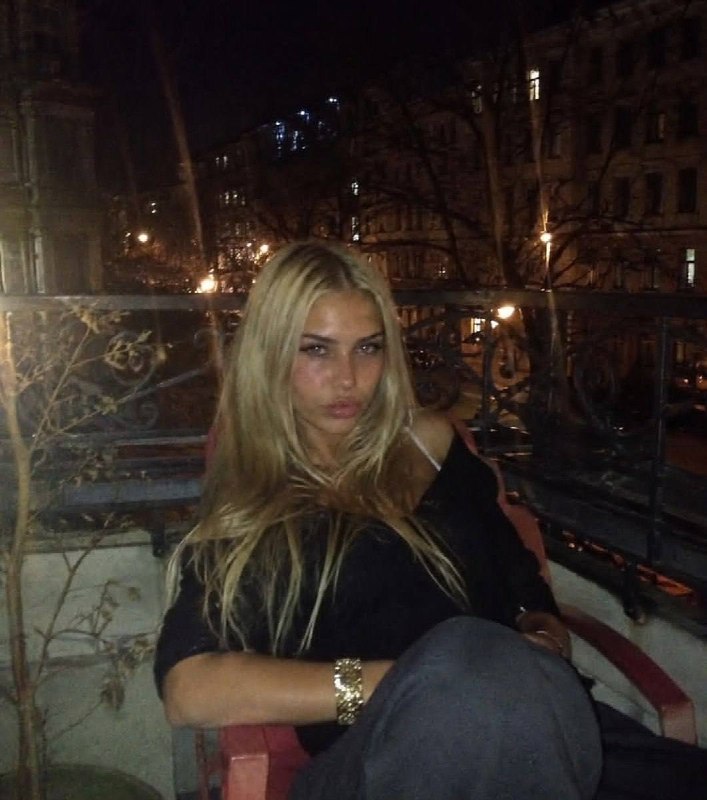 "ودف: دخترای داف سال ۹۰ این شکلی بودن، این عکس تو نیاوران تهرانه.@whathfuck