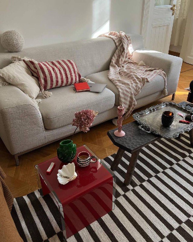 Смотрите, как классно чёрно-белый ковер разбавляет интерьер Кстати, ковер из Икеи, нашла такой на Яндекс Маркете - ссылка Please open Telegram to v... - изображение 4 - ковер, telegram, view