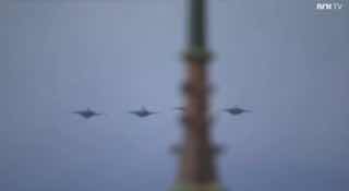 צפו: ארבעה מטוסי F-35 נורבגיים הטיסו מבנה נעדר מעל קתדרלת אוסלו לאחר ההלוויה הממלכתית של המלך האראלד החמישי…