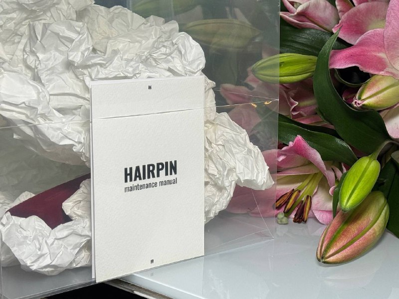 Еще одна шпилька «ностальгия», та что в виде карандаша — наш ювелирный шедевр, осчастливила человека 💘Отправляла с гордостью и детской радостью. Фотографирую каждую посылку перед от правкой, как это назвать? Сумасшедшая маманя?🤡