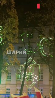 טוסק מוביל! " היא הסיסמה המרכזית מחוץ לבית הדין החוקתי של פולין הערב. ארגון הנוער הלאומני "הנוער הפולני" מק…