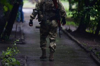 Военный открыл стрельбу в Севастополе по сослуживцам и местным жителям. Погибли четыре человекаВ селе Хмельницком военнослужащий открыл огонь по сослуживцам, сообщил губернатор Севастополя Михаил Развожаев. Один сослуживец нападавшего погиб, еще один ранен