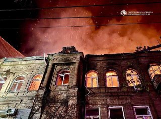 Украина подверглась масштабной атаке с использованием ракет и беспилотников, рассказали власти регионов страны: • В Киеве погибли пять человек, в том числе 12-летний мальчик, пострадали 54 человека. Повреждены жилые дома и автомобили, магазин, два отеля, д