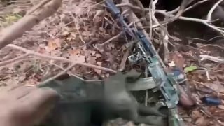 קציני מודיעין אוקראינים ניגשים למקום מחבואו של חייל רוסי ישן, מאחלים לו בוקר טוב ולוקחים אותו בשבי בחזית קו…