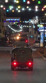 כוחות הכיבוש נסוגים מהעיר טובאס שעות לאחר שהסתערו על בית משפחתו של השוטר ההרוג, יאזן סוואפטה, שביצע את פיגו…
