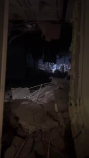 Беспилотник попал в многоэтажку на Мосфильмовской улице на юго-западе Москвы, написал Собянин:  «Пострадавших нет. Службы работают на месте происшествия».