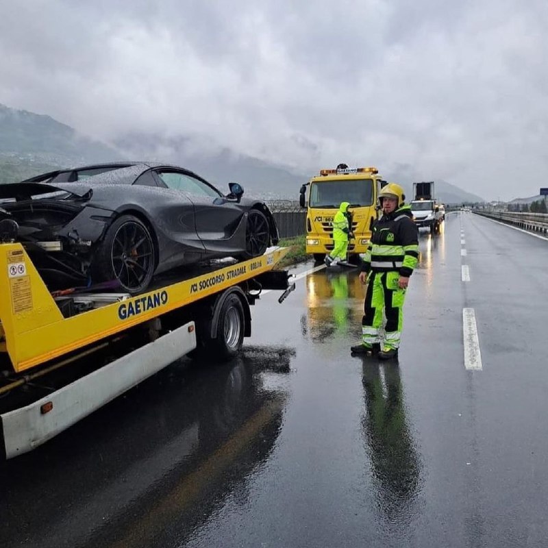 McLaren 720S ушел в занос в Аосте, Италия, из-за сильного дождя 3