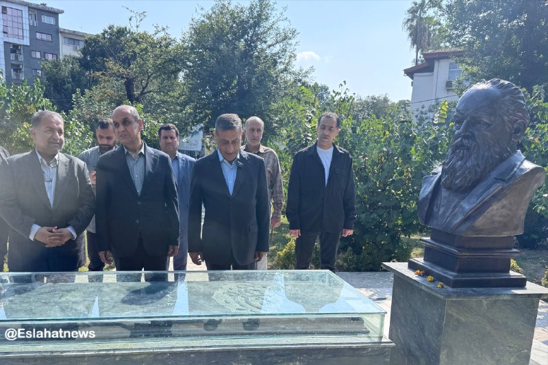 اصلاحات نیوز - رسانه: 📸 ادای احترام معاون اجرایی رئیس جمهور به هوشنگ ابتهاج◀️ محمدجعفر قائمپناه در حاشیه سفر به رشت، با حضور بر سر مزار هوشنگ