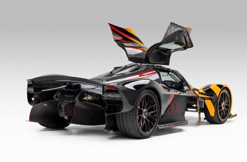 На продажу выставили ультраредкий Aston Martin Valkyrie с пробегом всего 106 км. 6