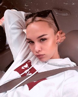 Диану Шурыгину отправили в СИЗО. Суд ужесточил ей меру пресечения после нарушений домашнего ареста — девушка звонила родственникам и знакомым с телефона своего нового парня. При этом она признала вину по делу об изготовлении прона и начала сотрудничать со 