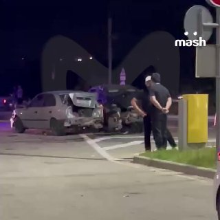 Фура на большой скорости влетела в очередь из машин на АЗС в Краснодарском крае.Авария произошла на трассе Усть-Лабинск—Белореченск, возле Хатукая. Грузовик врезался в автомобили, которые стояли в очереди на заправку "Роснефть.❗ Не грузятся фото и видео? Ч