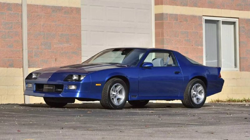 В США продают новый Camaro из 90-х 2