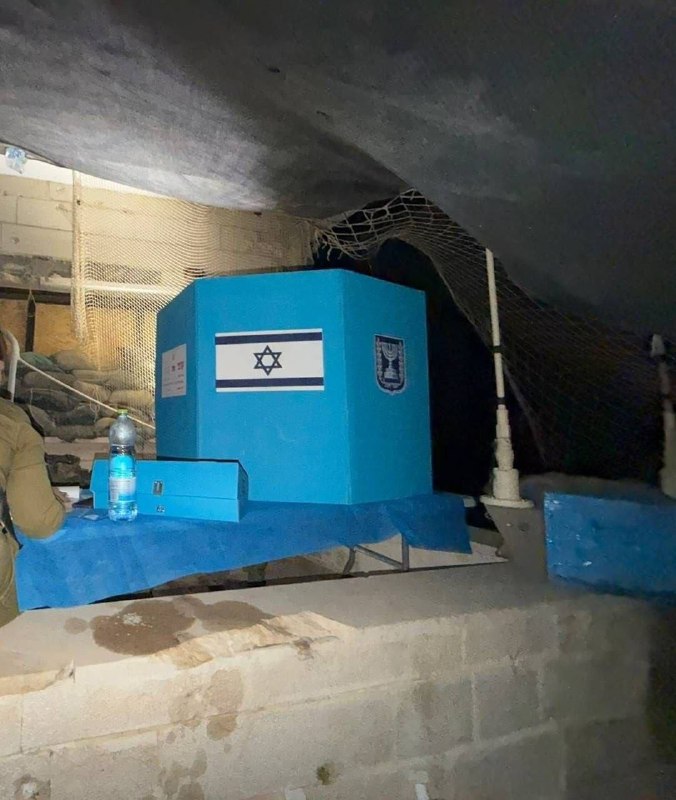 חיילי ישראל הישראלים משתמשים בדוכני הצבעה המוצבים בתוך לבנון הם משתמשים בשטח לבנון כדי לנהל את בחירתם.