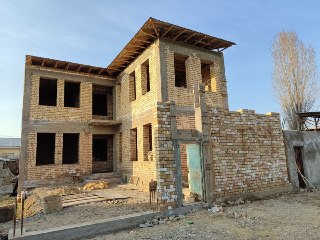 Shoshilinch sotiladi. 2 etajli, 6 xona + podval