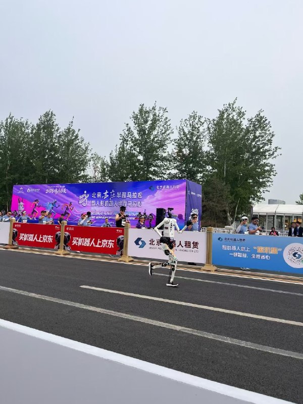 今天的同一时间，北京亦庄在进行机器人马拉松（半程）比赛，北京通州则在进行人类马拉松比赛