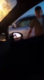 مستوطن يعتدي على مركبة امرأة فلسطينية بالخليل