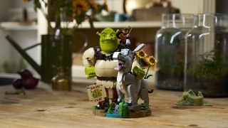 Что вы делаете в моём болоте?!LEGO представила свои первые наборы по «Шреку». В честь 25-летия франшизы показали детализированную диораму болота на 1403 детали за 130 долларов (~9800 рублей) со сборными Шреком и Ослом, а также минифигуркой Кота в сапогах.Т