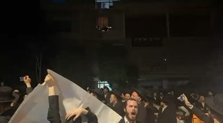 חרדים מפגינים מול ביתה של היועמ״שית בתל אביב